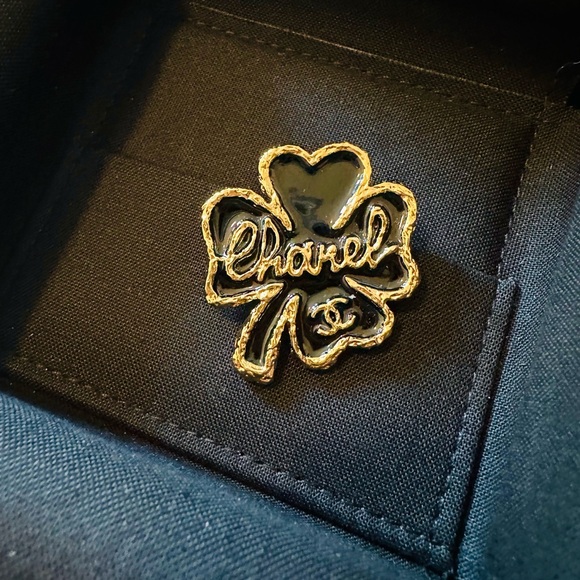 CHANEL Clover Brooch - Picture 2 of 9